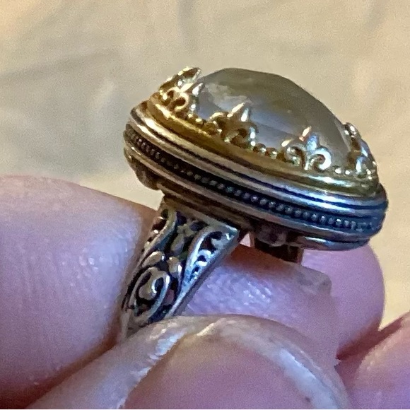 Elegant Gold and Silver Women's Ring - Picture 3 of 4